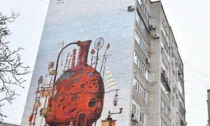 Мурал с фантазийной марапацуцей появился на торце многоэтажки в Краснодаре