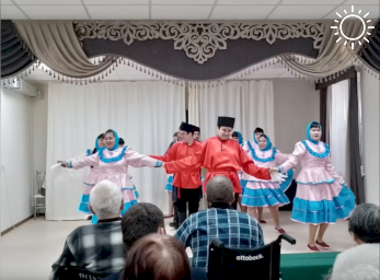 В Калмыкии подопечные детского психоневрологического интерната подарили концерт пенсионерам