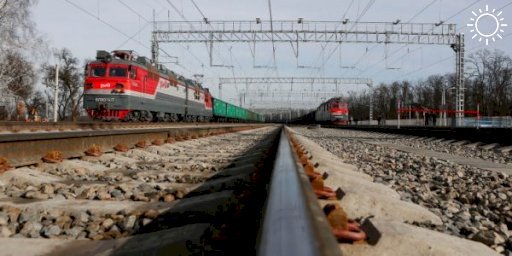 Поезд сбил 16-летнего подростка в Краснодарском крае, мальчик выжил