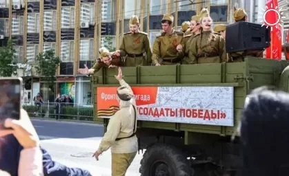 Тысячи жителей Ростова присоединились к торжественным гуляниям в честь Дня Победы