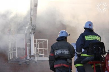Под Анапой при пожаре пострадала многодетная семья: один ребенок погиб, двое других отравились газом