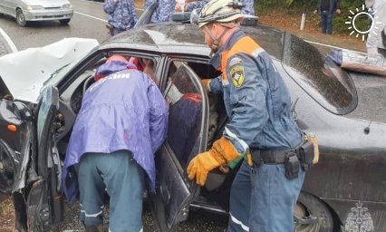 Спасатели помогли семье выбраться из покореженной иномарки после ДТП в Сочи