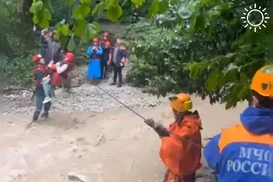 Спасатели эвакуировали семь туристов с ребенком из Агурского ущелья в Сочи