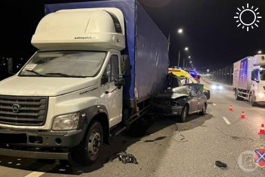 Под Волгоградом в ДТП с фургоном погиб пассажир BMW