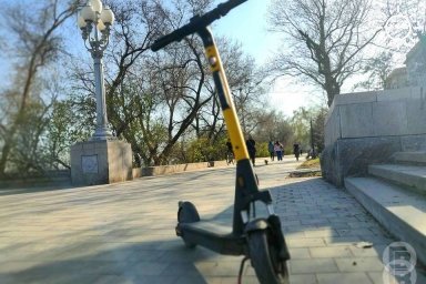 В Волгограде мужчина на электросамокате попал под колеса «Тойоты Руни»