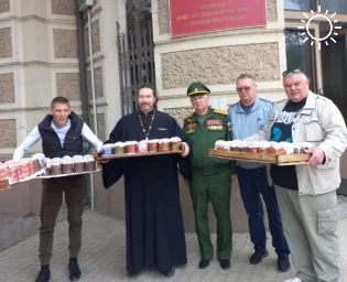 Астраханские ветераны поздравили с Пасхой раненых бойцов