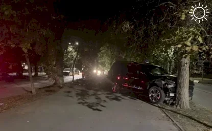 В Ростовской области водитель Land Cruiser устроил массовое ДТП и сбил сидевшего на лавочке мужчину