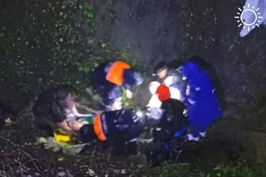 Женщина упала с шестиметрового обрыва под Туапсе