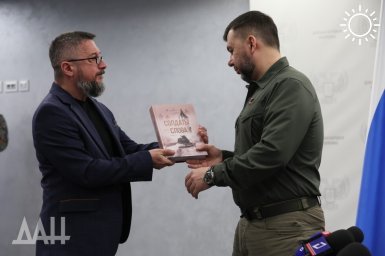 В Донецке показали первый экземпляр книги «Солдаты слова» о журналистах Донбасса
