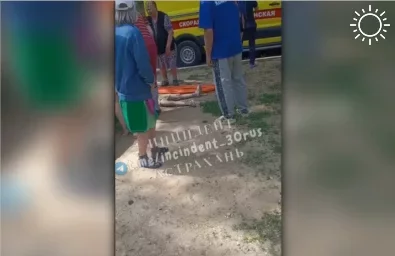 В Астрахани на ребенка упало дерево