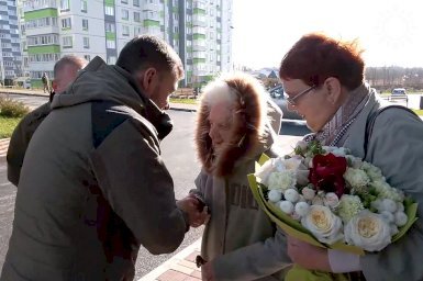 Пушилин вручил ключи от квартиры в Мариуполе 100-летней женщине-ветерану