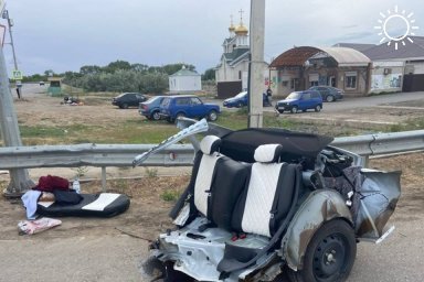 В аварии на трассе Волгоград - Астрахань разорвало автомобиль