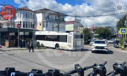 В Сириусе потерявший управление автобус въехал в здание магазина
