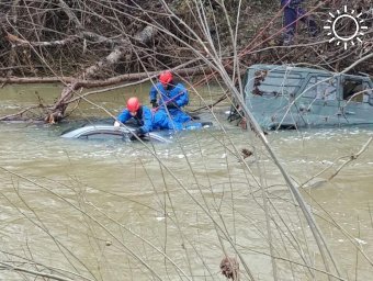 На Кубани продолжаются поиски водителя автомобиля, унесенного рекой
