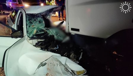 В столкновении легковушки и грузовика на востоке Крыма погиб один из водителей