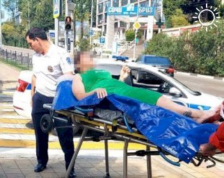 В Сочи полицейские помогли женщине, которая рассекла ногу, катаясь на самокате