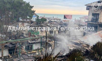 Крупный пожар уничтожил несколько гостевых домиков в Геленджике