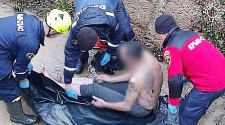 Житель Крыма переломал ноги после падения с подпорной стены в реку