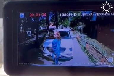 Женщина на машине перегородила путь скорой помощи во дворе дома в Краснодаре