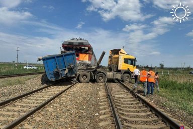 В Волгоградской области грузовик врезался в тепловоз, есть пострадавший