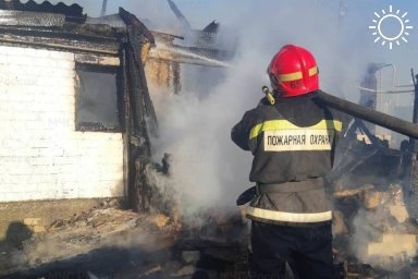 В Красноармейском районе Волгограда загорелся пустующий дом
