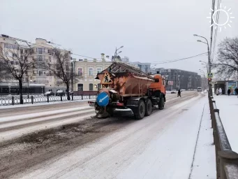 На улицы Астрахани для уборки снега вывели весь парк спецтехники