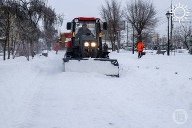 150 рабочих и десятки единиц спецтехники убирают в Волгограде снег