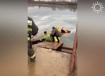 Три астраханца провалились под лёд при попытке перейти реку