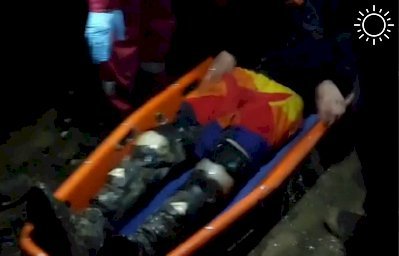 Спасатели вынесли на носилках из гор мотоциклиста с травмой в Новороссийске