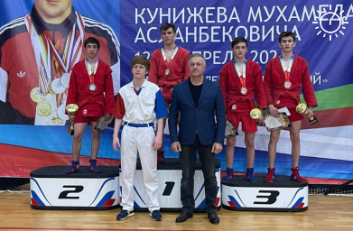 Самбисты из Адыгеи завоевали семь медалей на всероссийском турнире в Черкесске