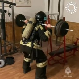 Пожарный из Адыгеи в полной экипировке сделал упражнение со штангой весом 100 кг в эстафете #Профессиясильных