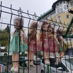 Сочинцев напугали жуткие куклы на заборе у детской площадки