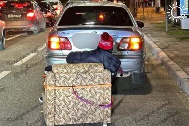 Кресло-каталка: в Краснодаре водитель решил с ветерком прокатить девушку, привязав мебель к машине