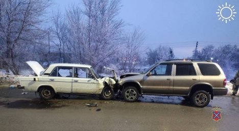 Водитель ВАЗа погиб в лобовом ДТП в Волгограде