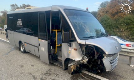 Пассажир заказного автобуса получил травмы в ДТП с Jaguar в Краснодарском крае