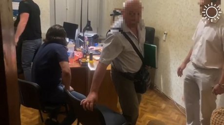 ФСБ задержала двух крымчан за вымогательство 1 млн рублей у бизнесмена
