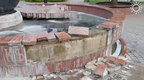 Неизвестные разгромили фонтан в сквере республики в Симферополе