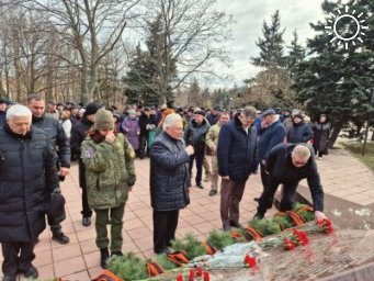 Церемония возложения цветов к памятнику воинам-интернационалистам прошла в Луганске в годовщину вывода войск из Афганистана