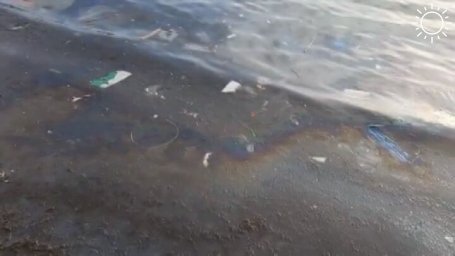 В море возле Геленджика обнаружили пятно площадью около тысячи квадратных метров