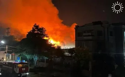 Крупный пожар уничтожил цех обувной фабрики в Ростовской области