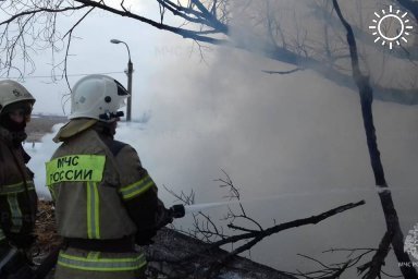 На юге Волгограда из-за иномарки сгорел жилой дом