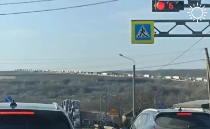 Трассу Ростов — Таганрог сковала 20-километровая пробка из-за массового ДТП с грузовиком