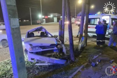 Ночью в Волгограде автомобиль влетел в столб, есть пострадавшие