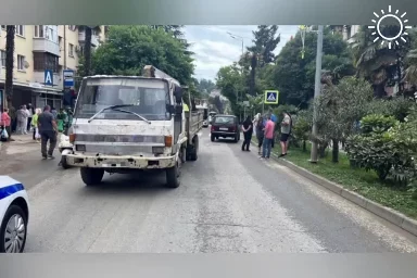 11-летнего ребенка сбил водитель грузовика на пешеходе в Сочи