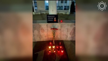 Жители Крыма создают стихийные мемориалы в память о погибших в «Крокус Сити Холле»