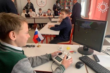 Волгоградских школьников учат управлению дронами