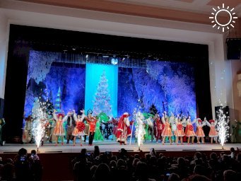 Новогодние театрализованные представления для юных луганчан стартовали в ДК Ленина