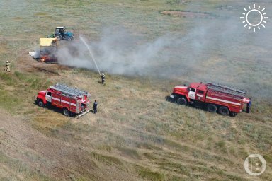 Под Волгоградом у Старой Николаевки лесной пожар подбирается к домам