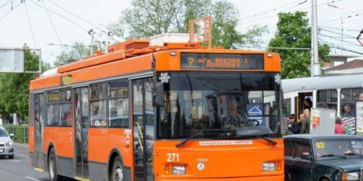 В Краснодаре шесть троллейбусов задерживаются в депо из-за аварии