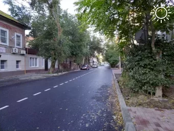 Одну из центральных улиц Астрахани закатали в новый асфальт